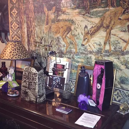 Bats And Broomsticks 4*