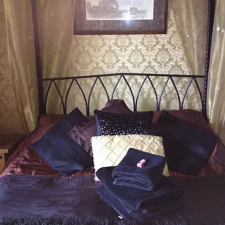 Vendégház Bats And Broomsticks Whitby