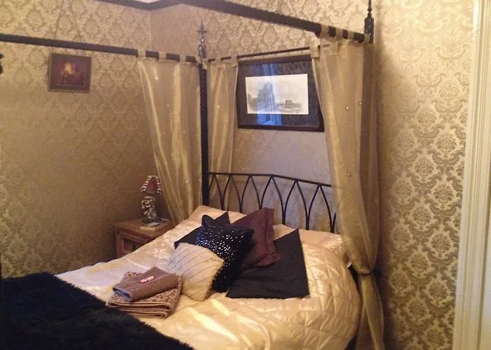 Bats And Broomsticks Guest house 4*