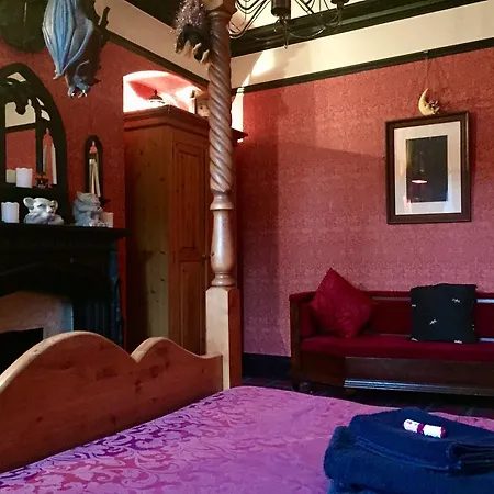 Гостевой дом Bats And Broomsticks Уитби