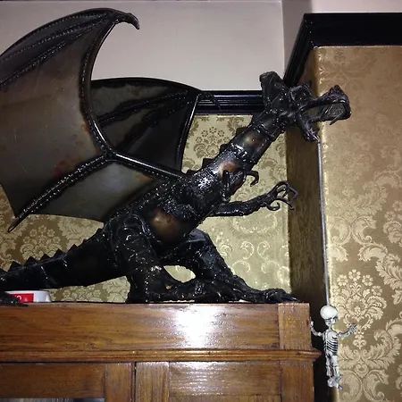 Bats And Broomsticks Уитби