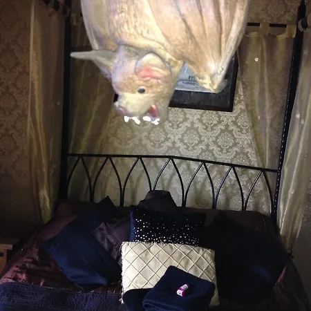 Bats And Broomsticks Гостевой дом Уитби