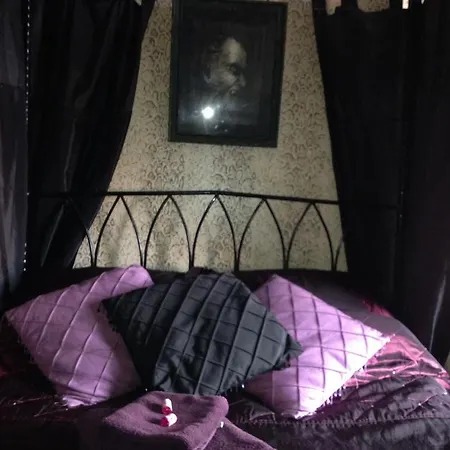 Bats And Broomsticks Гостевой дом