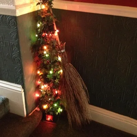 Гостевой дом Bats And Broomsticks 4*