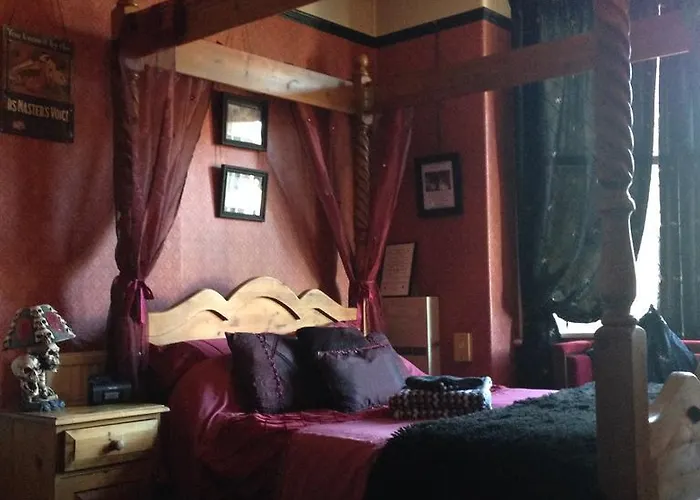 Bats And Broomsticks 4*