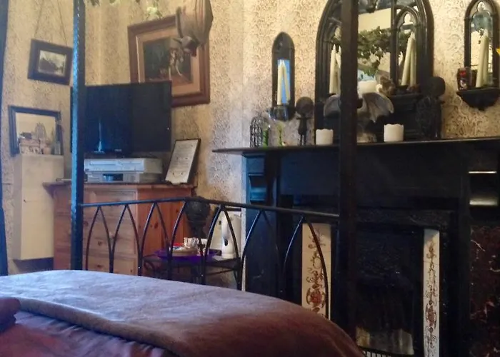 Bats And Broomsticks Guest house 4*